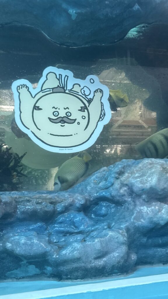 ハワイアンズの流れるプール脇にあるちいかわコラボ装飾