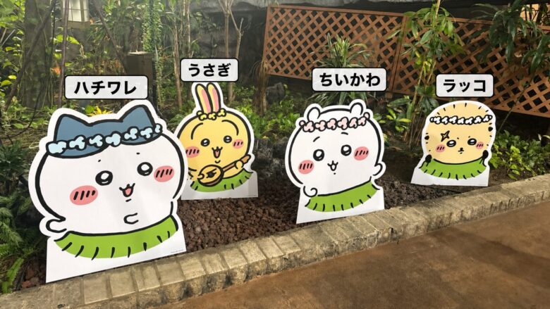 映画ちいかわの主要キャラクターであるハチワレ、うさぎ、ちいかわ、ラッコのフォトスポット