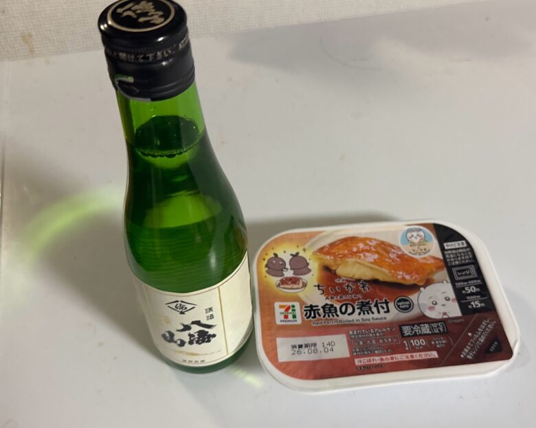 セブンの映画ちいかわ赤魚の煮付と八海山を並べた開封前の写真