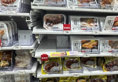 セブンで映画ちいかわ赤魚の煮付だけ売り切れていた商品棚