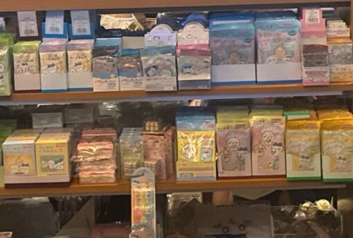 TOHOシネマズ新宿の映画ちいかわグッズ売り場に並ぶ商品