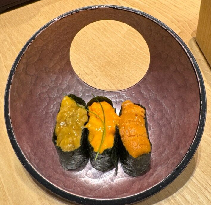 極上雲丹三貫食べ比べ ムラサキウニ・塩水ウニ・バフンウニ