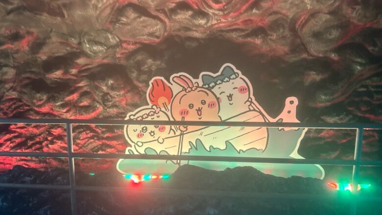 ハワイアンズの流れるプール周辺にある映画ちいかわ人魚の島の洞窟展示