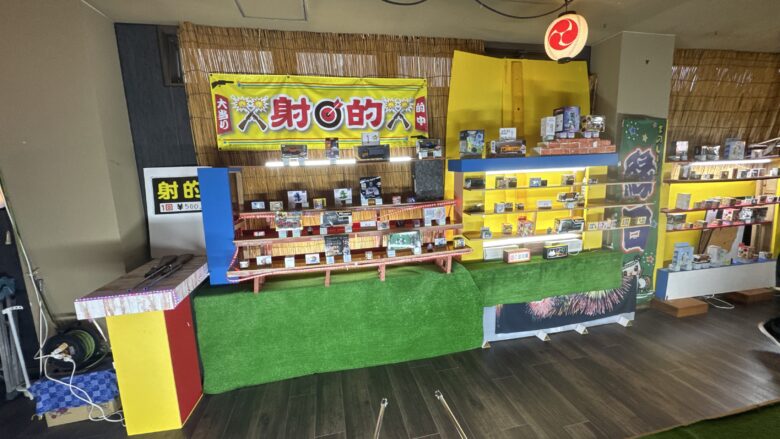 ハワイアンズの江戸情話 与市にある射的と景品棚