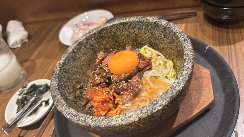 肉と卵黄がのった和牛石焼ビビンバ