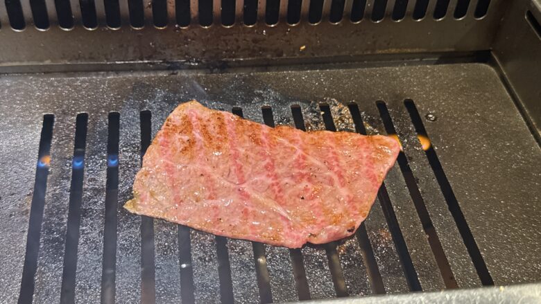 網の上で焼かれている薄切り肉