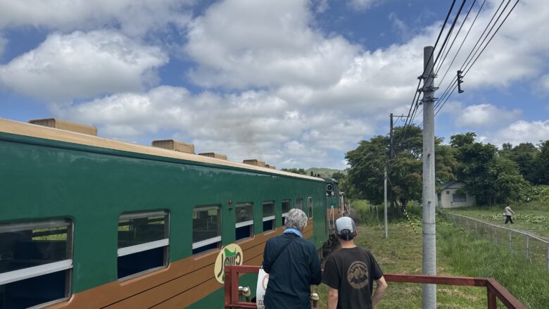塘路駅でホーム外まで進んで停車したくしろ湿原ノロッコ号