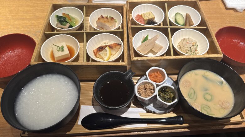 Hitoshinayaの茶漬膳に付く茶と梅干し
