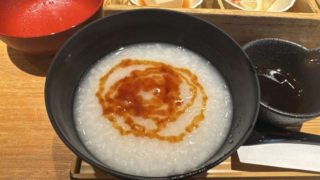 白粥に別添えの出汁餡をかけた様子