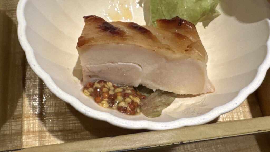 Hitoshinaya朝食膳の鶏肉と小鉢