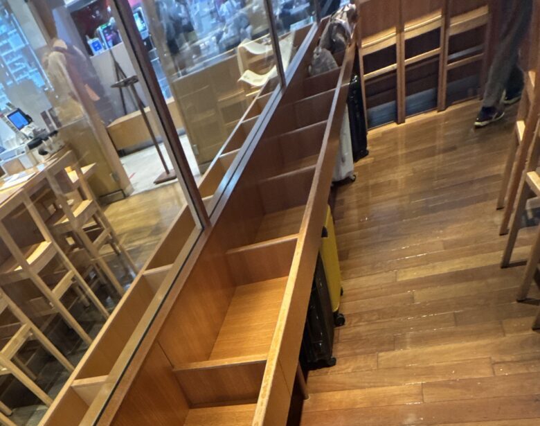 Hitoshinaya客席の手荷物棚