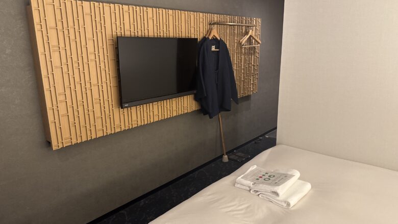 本館ダブルのベッドと室内設備