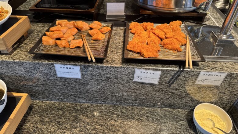 ホテル朝食に並ぶ北海道・釧路料理