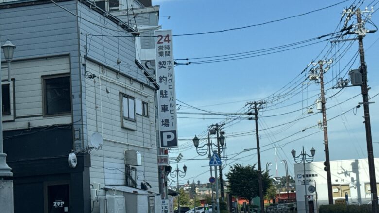 ホテルから通りを挟んだ立体駐車場