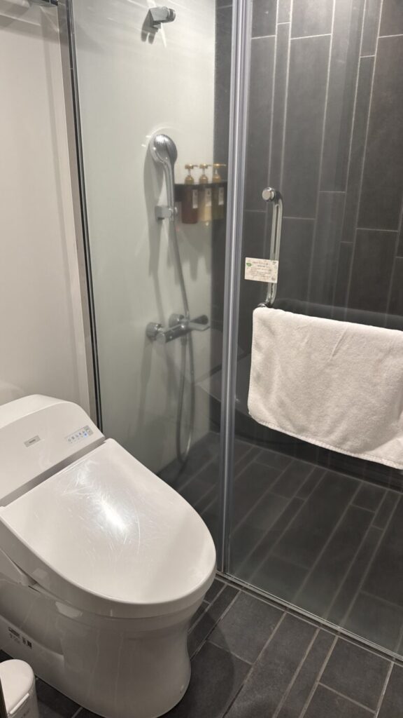 本館ダブル客室内のトイレとシャワー
