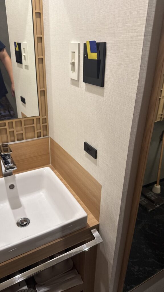 本館ダブル客室の独立した洗面台