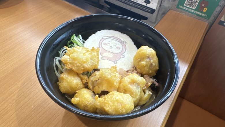 くら寿司×ちいかわ「あげだっこ！ソースのめん」。太麺、たこ天、ちいかわの特製クラッカー