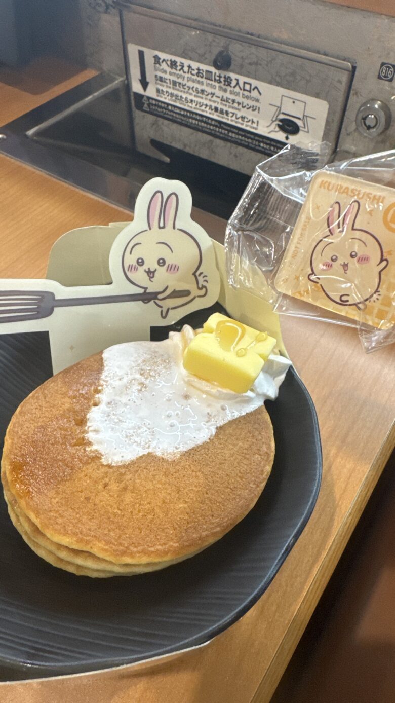 くら寿司×ちいかわ「うさぎのパァンッケーキ」。うさぎの装飾と特製クラッカー付き