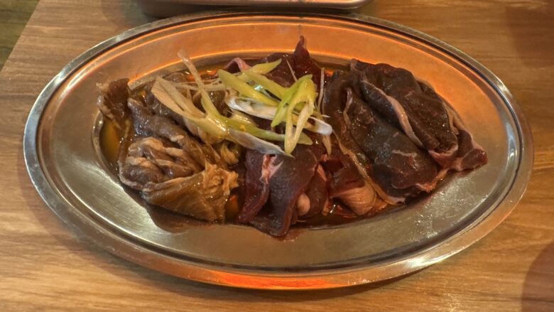 釧路ジンギスカン総本店で注文したジンギスカン・熊肉・エゾシカ肉