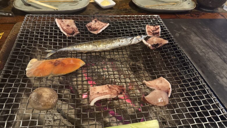 炉ばた煉瓦の炉で焼くサンマ・鮭・イカ