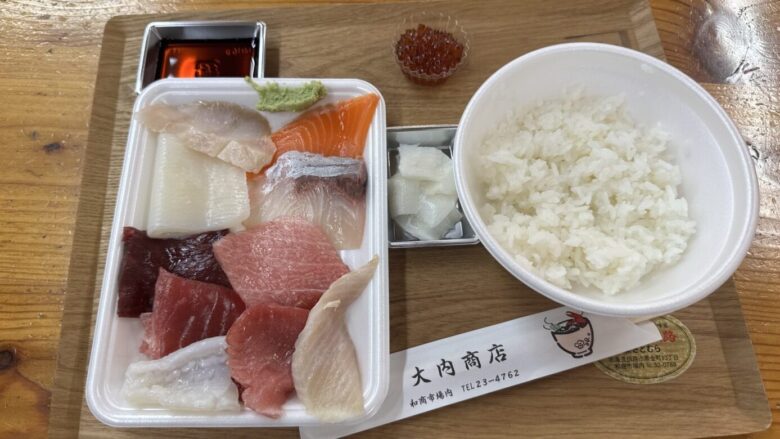 勝手丼の具材を載せる前のご飯と刺身