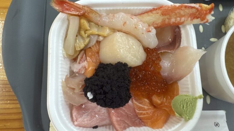 カニやイクラを載せた2回目の勝手丼