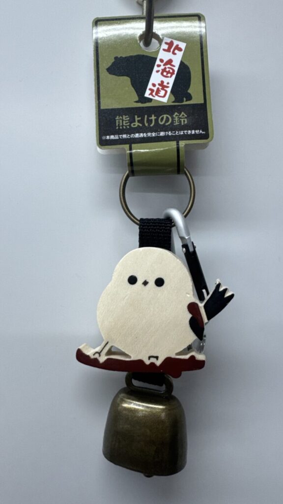 シマエナガの飾りが付いた熊よけの鈴