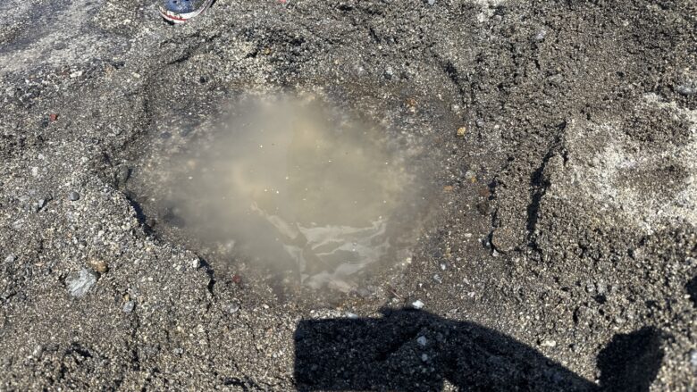 屈斜路湖の砂を掘ってできた温泉の湯だまり