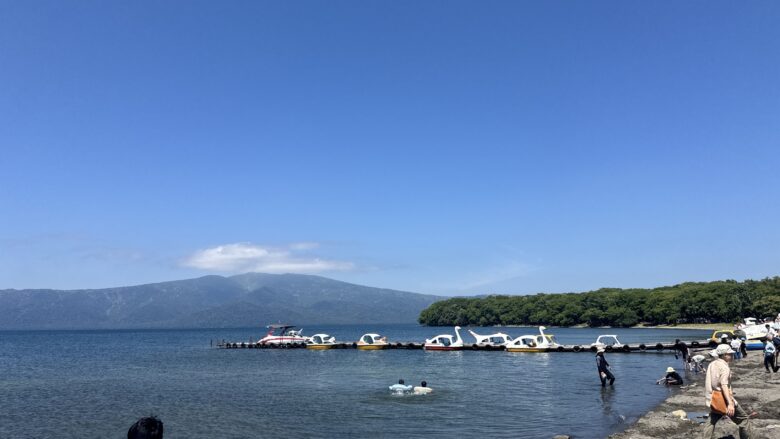 水着で湖に入る人もいた屈斜路湖砂湯の湖畔