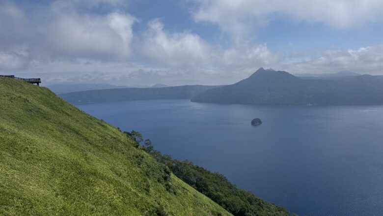 摩周湖第三展望台から見た摩周湖とカムイシュ島