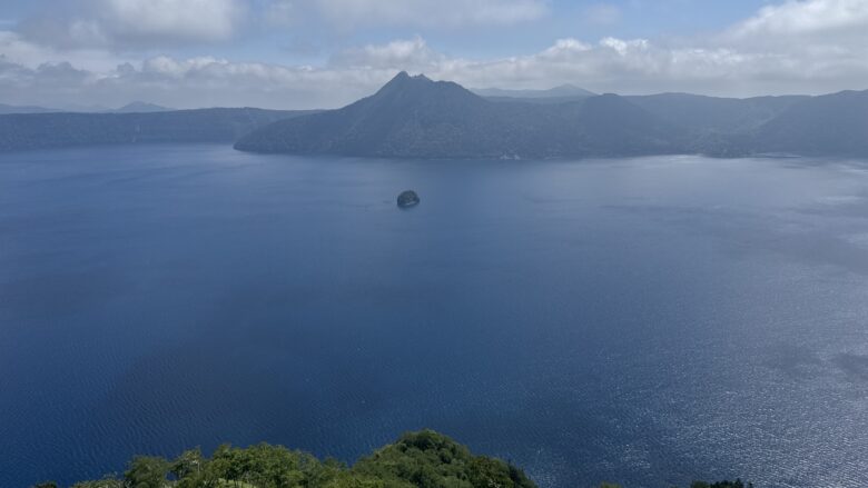 摩周湖第三展望台から広く見渡した湖面と摩周岳