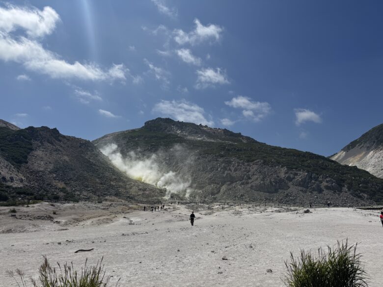 噴気が立ち上る硫黄山の全景
