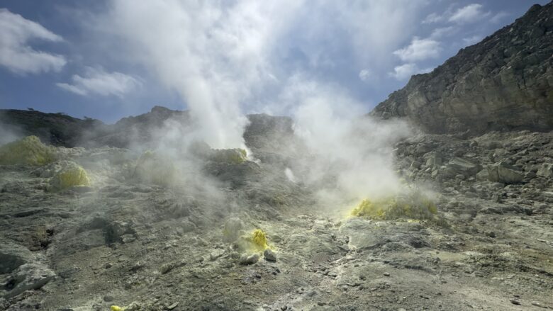 硫黄山の噴気孔と黄色い硫黄