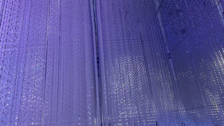 青く輝くInfinite Crystal World