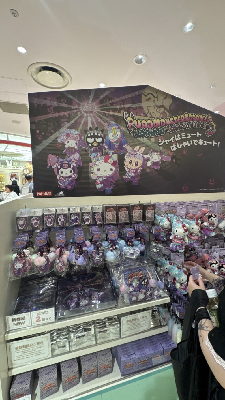 ラブブとサンリオキャラクターが並ぶ売り場