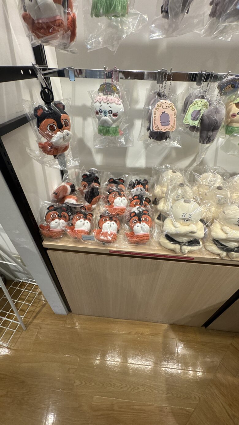 映画ちいかわカフェのグッズ売り場に並ぶキャラクター商品