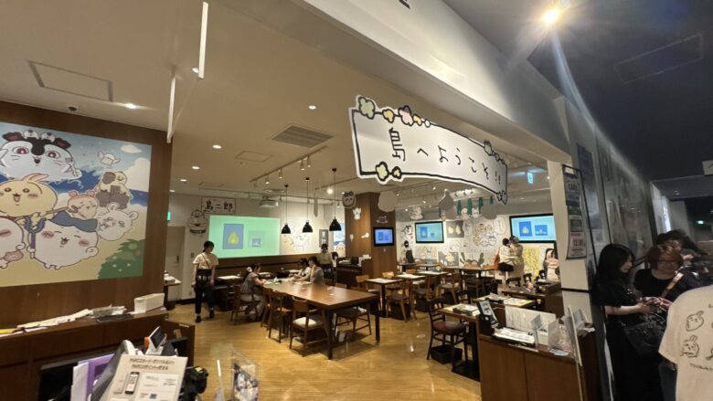 心斎橋PARCOの映画ちいかわカフェ入口と「島へようこそ」の装飾