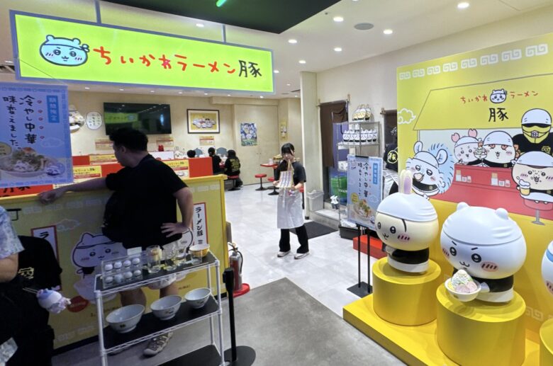 ちいかわラーメン豚の看板と店頭の展示