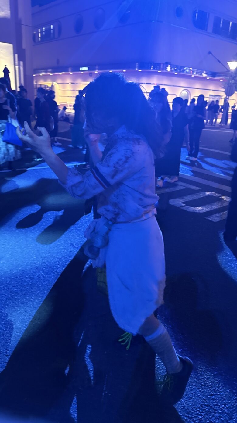夜のUSJのストリートに登場したゾンビ