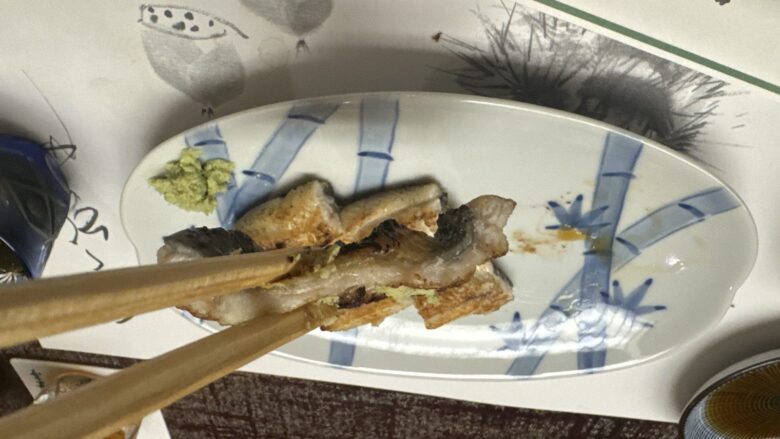 白焼きを箸で持ち上げたところ