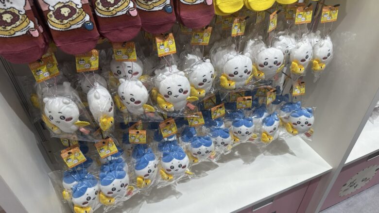 しゃちほこを抱えたちいかわのマスコット
