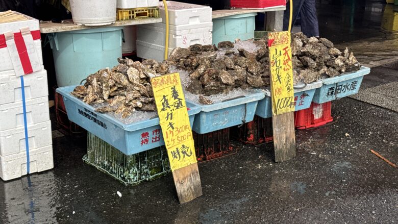 真牡蠣2個500円の案内がある市場の売り場