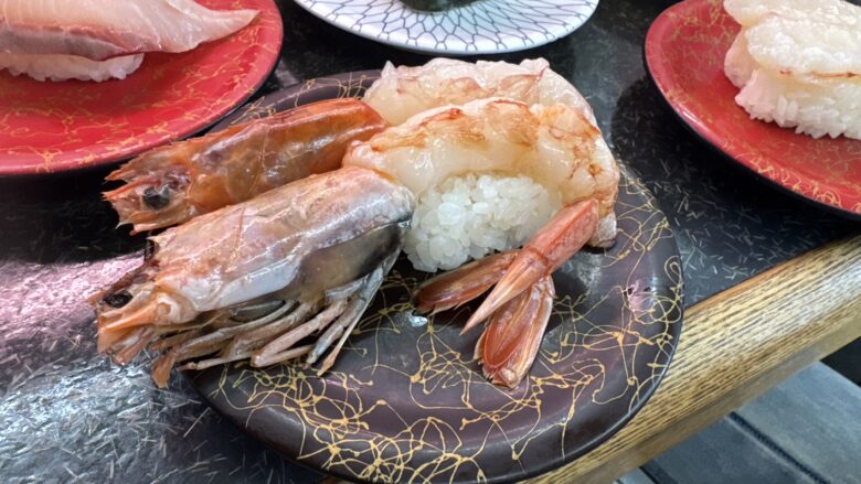 市場寿しで食べた頭付きの赤海老の握り